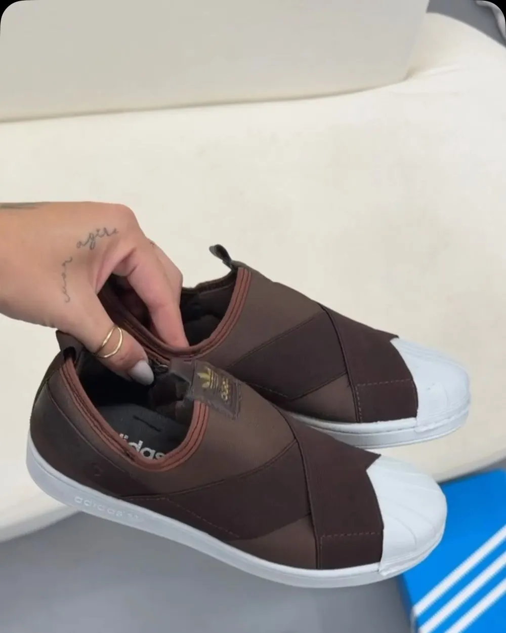 adidas Slip On marrom, ângulo 1 de 2