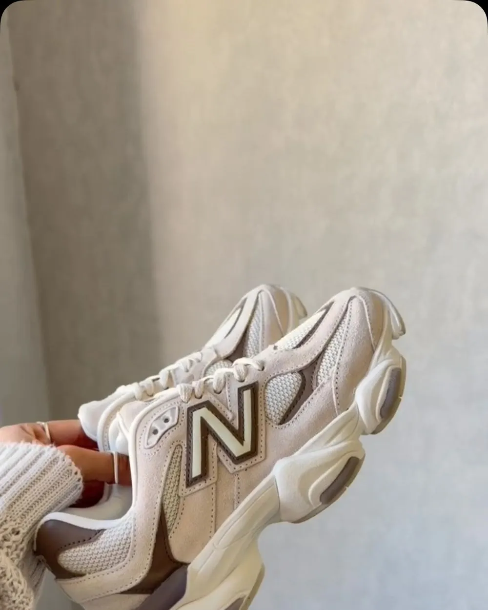New Balance 9060 bege e caqui