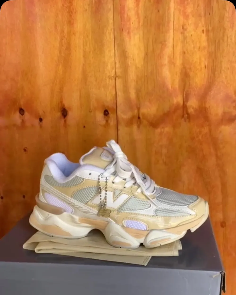 New Balance 9060 creme e amarelo