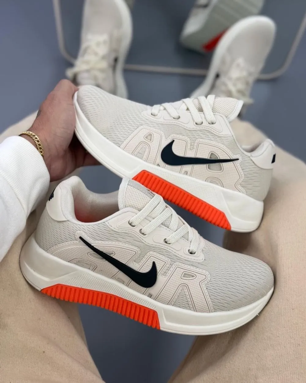 Nike Air branco e laranja
